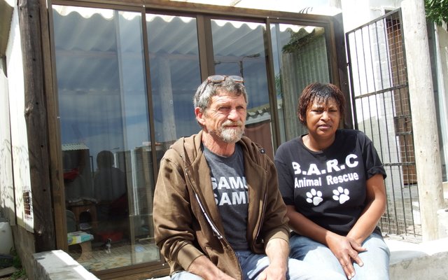 Die tydelike Veldwagter, staatmaker Antonie Jordaan, saam met Michelle Philander voor die pragtige Cattery vir katte wat deur Antonie vergroot word 